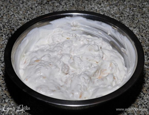 Взбить сливки с сахаром и ванилью, добавить яблоки, перемешать