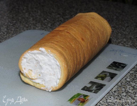 Начинить кремом бисквит и свернуть в рулет