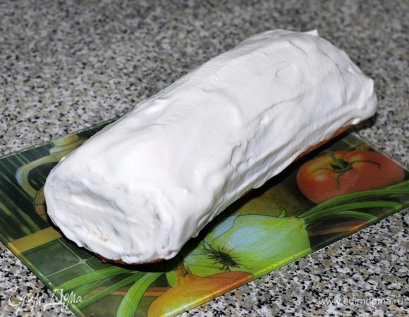 Готовый рулет отправить в холодильник примерно на 1 час