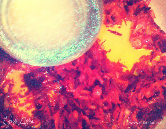 Пока варится бульон, сделайте зажарку. Луковицу очистите и мелко нарежьте. Морковь очистите и натрите на крупной терке. То же самое проделайте со свеклой. На горячую сковороду выложите свиной жир и растопите его. Если вместо него используете растительное масло – разогрейте масло. На сковороду выложите лук. Когда он поджарится, добавьте морковь и свеклу. Перемешайте, слегка поджарьте на сильном огне – около двух минут. добавить воду или бульон .