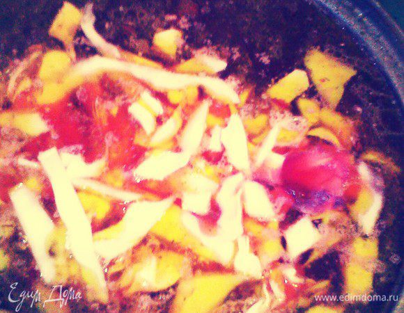 В кастрюлю добавьте зажарку и порезанное мясо.
Нашинкуйте капусту. Добавьте в борщ. Закройте крышку и варите в течение 5-7 минут.