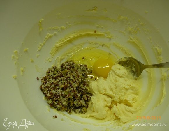 Взбить маргарин (комнатной температуры) с сахарной пудрой. Добавить замоченную зерновую смесь и яйцо, перемешать.