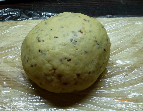 Добавить муку, разрыхлитель, соль, ванилин и замесить тесто. А я добавила по 0.5 ч.л. мускатного ореха и имбиря, все таки печенье Восточное) 
Положить тесто в холодильник на 30 мин, завернув его в пищевую пленку.
