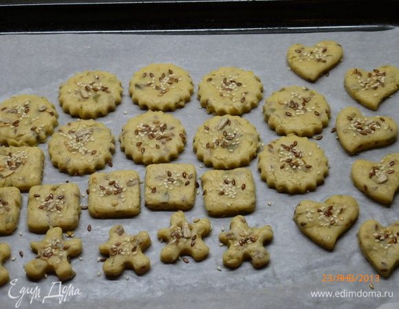 Раскатать тесто на столе, вырезать с помощью формочек печенье. Сверху посыпать оставшейся зерновой смесью. Выпекать 15-20 мин при температуре 180-200.
Я раскатываю тесто сразу на пергаменте толщиной примерно 0.7 см, вырезаю печенье, пергамент на лист и в духовку, так удобнее.
