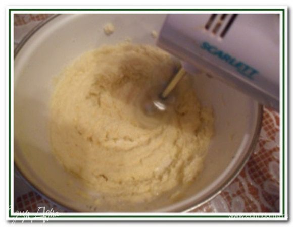 Взбить сливочное масло с сахаром до пышной массы около 8-10 минут.