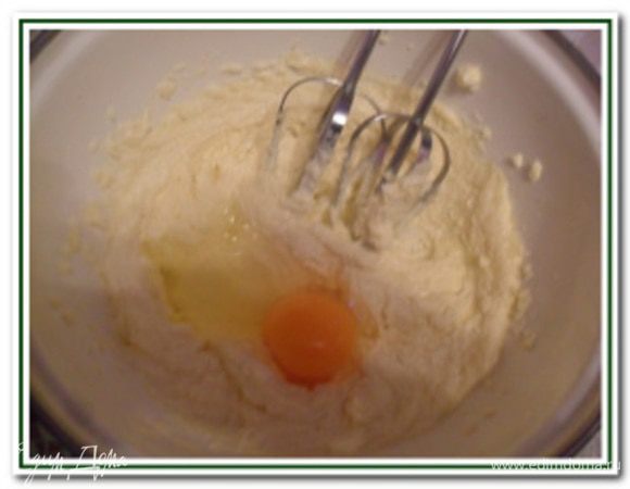 Добавить яйцо, соль и ванилин (или экстракт миндаля) и хорошо перемешать еще раз.