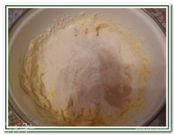 Добавить просеянную  муку и дрожжи для сдобы и сначала смешиватьс помощью ложки, а потом хорошо вымесить руками до образования “гладкого” теста.