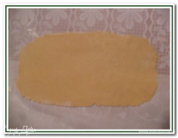 Каждый шарик завернуть в пищевую фольгу и положить в холодильник на 2 часа. Белое тесто раскатать на бумаге для выпечки размером 22х9 см, предварительно посыпанной мукой.