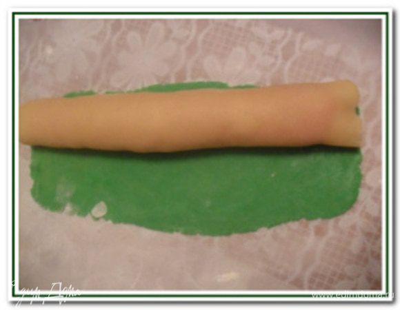 Зеленое тесто раскатать в прямоугольник 22х9 см, положить красно-белый рулет и снова завернуть.