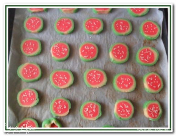 Готовый рулет завернуть в пищевую пленку и оставить на ночь в холодильнике.  На следующий день рулет разрезать на дольки толщиной в полсантиметра, подправить их форму и вдавить как семечки семена тмина или изюминку.