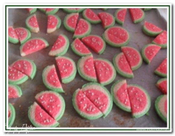 Выложить на застеленный пергаментом противень печенья и выпекать в предварительно разогретой до 180 градусов духовке около 10 минут. Как только вытащили печенья из духовки, их надо сразу же разрезать пополам.

Приятного чаепития!