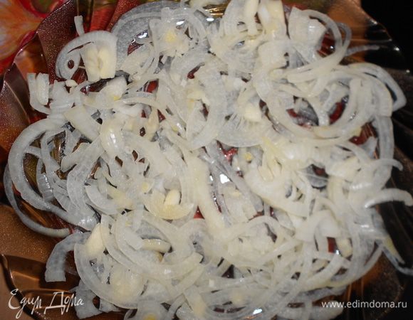 1-й слой маринованный лук (маринад на ваше усмотрение...можно просто ошпарить )