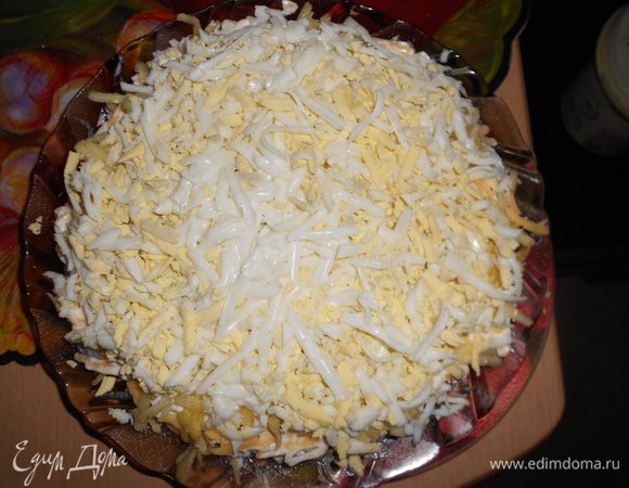 4-й слой яйцо ( на терку )...каждый слой промазываем майонезом ( я мазала чуть меньше ( боялась...что яблоки дадут много сока и салат потечет ...если посуда глубокая...то бояться нечего))...слои можно повторить...