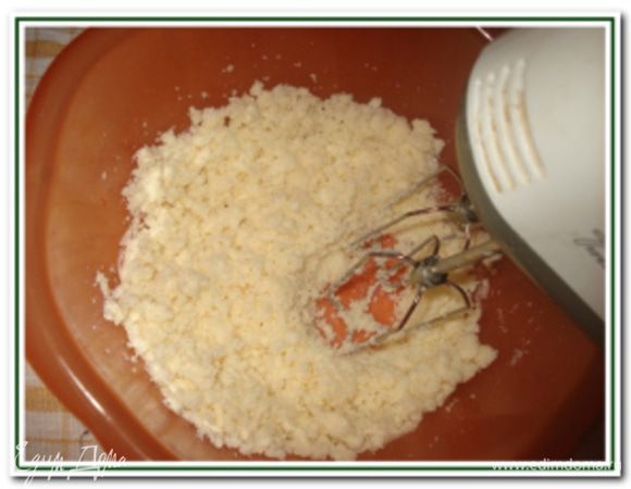 Размягченное сливочное масло взбить с сахаром в пышный крем.