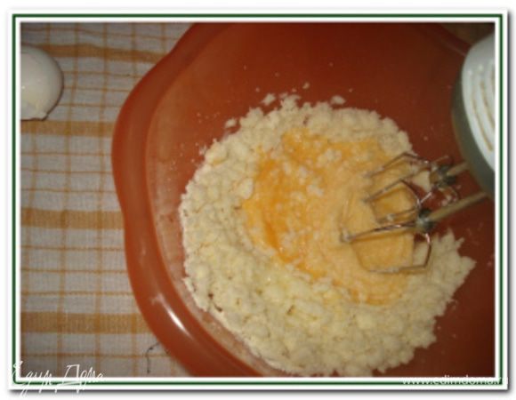 Ввести яйцо, продолжая взбивать до однородности