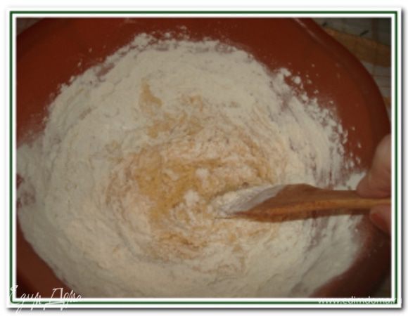 Ввести просеянную с разрыхлителем и имбирем муку и перемешать деревянной лопаткой до получения мягкого теста.