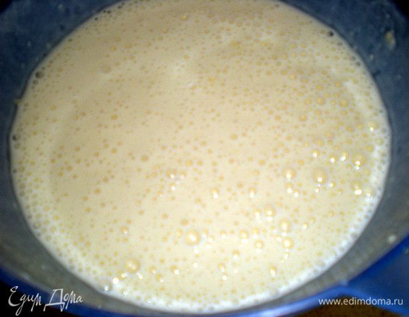 Смешать 2 яйца,200 мл.молока,минеральную воду,муку и 30 г.сахара.Добавить половину цедры,соль и половину ванильного сахара.Хорошо перемешать.