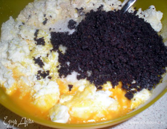У 3 яиц отделить белки от желтков. Смешать творог,мак,ромовый ароматизатор(несколько капель),оставшуюся цедру,желтки и 30г сахара.