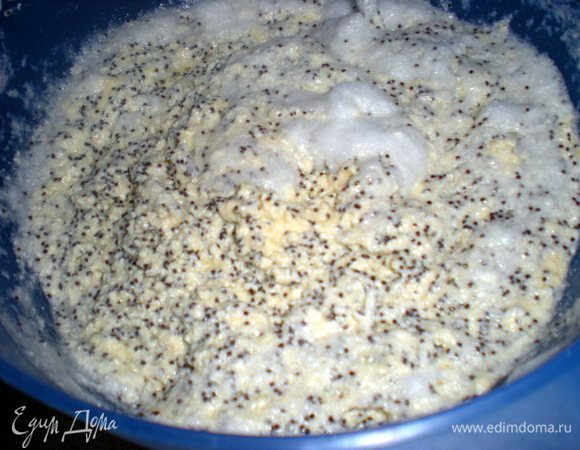 Соединить белки с творожно-маковой смесью.