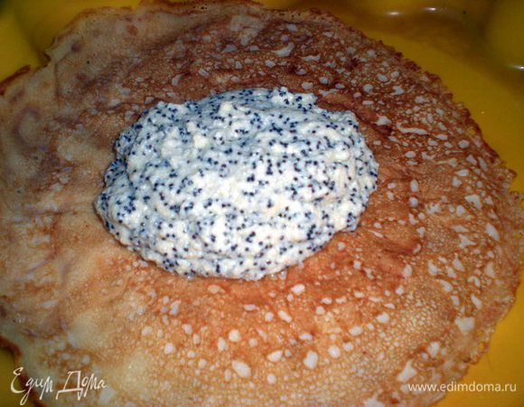 В середину каждого блина выложить по 3 столовой ложки начинки.