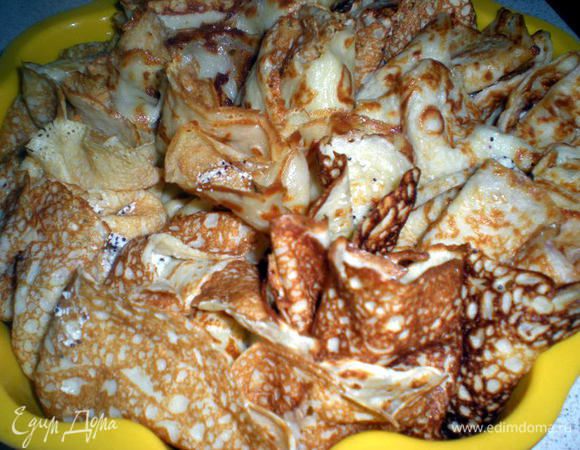 Сложить края блина к середине,должен получиться мешочек.Переложить в огнеупорную форму.Так поступить со всеми блинами.