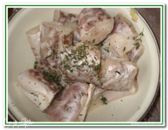 Посолите, поперчите, сбрызните лимонным соком, перемешайте и отставьте в сторону на 10 минут.