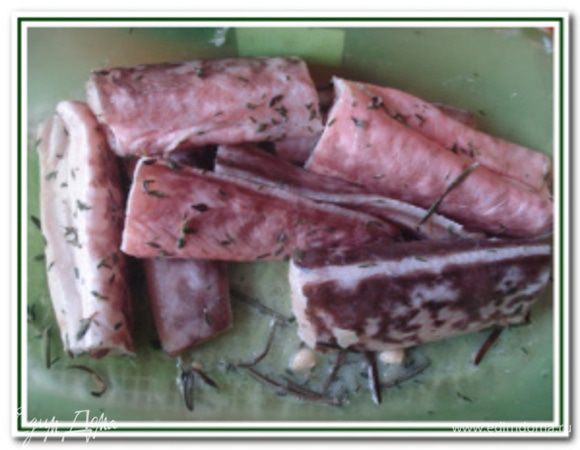 Тушки рыбы посолите, поперчите. Сок одного лимона соедините с укропом, розмарином, тимьяном, оливковым маслом. Тушки креветочной рыбы (если они небольшие, то можно готовить целыми или разрезать их на 2–3 части) положите в маринад, закройте пленкой, хорошо встряхните и оставьте минут на 15.