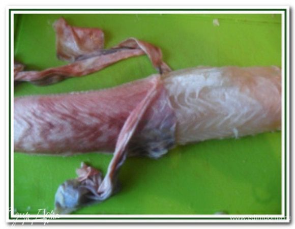 Подготовьте филе: снимите аккуратно шкуру с рыбы, надрежьте по хребту и аккуратно, подрезая ножом, отделите кость от филе. Натрите филе солью с двух сторон и оставьте на час, чтобы конгрио хорошо пропитался солью.