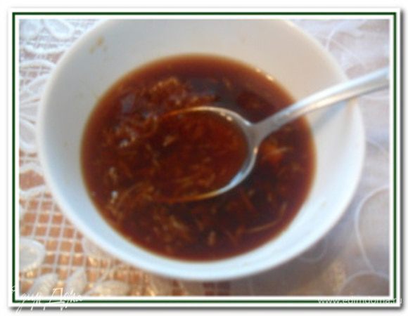 Имбирь натрите на мелкой терке. В чашке соедините имбирь, 1 ст. л. сахара, 2–3 ст. л. соевого соуса и воду, тщательно перемешайте.