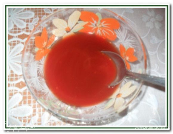 В отдельной чашке смешайте лимонный сок, сахар, томатную пасту, воду и черный перец. Хорошо перемешайте.