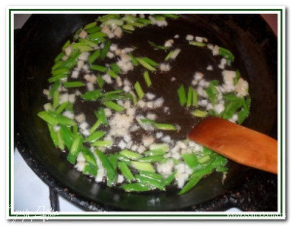 Измельчите чеснок, лук нарежьте перьями. В сковороде разогрейте  растительное масло и обжарьте до золотистого цвета смесь чеснока и лука.