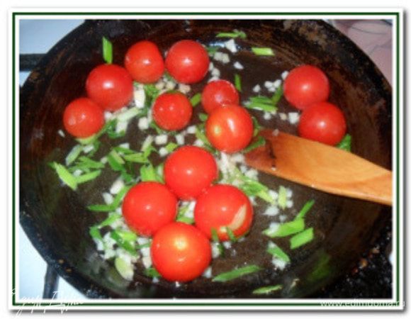 Добавьте целые помидоры черри. Помешивая, готовьте около 3–4 минут. Когда помидорчики начнут лопаться, добавьте в сковороду томатную смесь и тушите около 5 минут, периодически помешивая, чтобы не повредить помидоры.