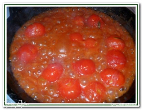 Пока тушатся помидоры, разведите в ½ стакана воды 1 ч. л. муки, чтобы не было комочков. Затем добавьте разведенную муку к помидорам с подливкой. Доведите до кипения и снимите с огня.