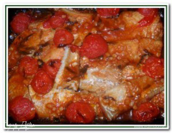 Филе рыбы уложите на решетку, под которую поставьте противень, отправьте в предварительно разогретую до 200°C духовку и запекайте в течение 30 минут. Время от времени обильно поливайте филе имбирно-соевым соусом.<br />
Аккуратно снимите готовое филе с противня на подходящее блюдо, затем залейте рыбу кисло-сладким соусом с чесноком и томатами. Сверху блюдо посыпьте листьями свежей кинзы и перьями зеленого лука. Приятного аппетита!