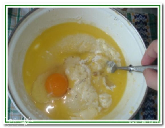 В подошедшую опару добавить оставшиеся ингредиенты с щепоткой соли и вымесить эластичное тесто.