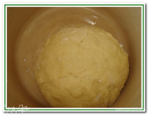 Кастрюлю смазать растительным маслом, выложить в нее тесто, накрыть кастрюлю пленкой и поставить в теплое место на 1,5-2 часа, чтобы тесто подошло и увеличилось в объеме.