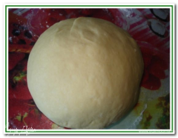 Подошедшее тесто еще немного вымесить. Вот такая красота получается.