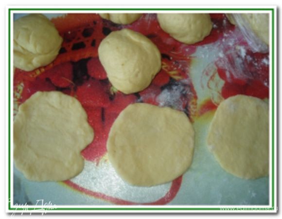 Тесто разделить на 12 частей. Каждую часть еще разделить на 3 части и раскатать лепешки.