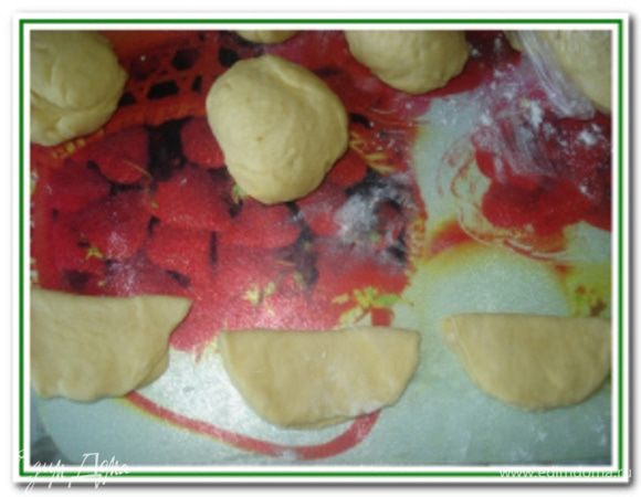 Каждую лепешку сложить пополам и еще раз пополам.