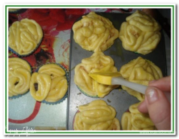 Булочки накрыть полотенцем и поставить в теплоем место на 10 минут. Подошедшие булочки смазать взбитым яйцом.