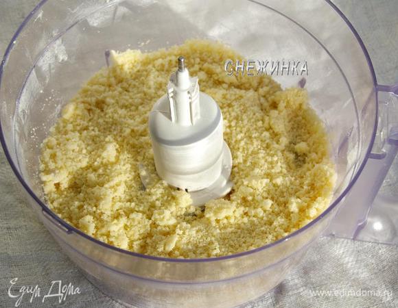 Сливочное масло оставляем при комнатной температуре на час, оно не должно слишком размягчиться, но должно принять комнатную температуру. Соединяем муку, разрыхлитель, сахарную пудру и масло. Растираем до мелкой песочной крошки, можно руками, но удобнее блендером.