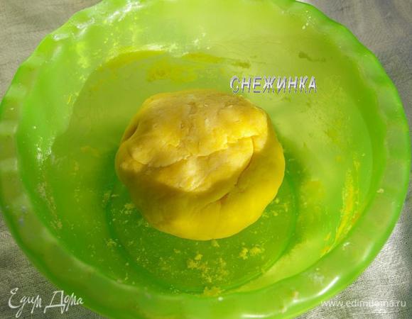 Желтки отделяем от белков. Белки убираем в холодильник до востребования. Желтки кладём в тесто, туда же добавляем молоко, вымешиваем тесто руками. Оно должно стать однородным, мягким, масляным и оставаться пластичным. Если оно остаётся слишком липкое, добавьте буквально щепотку муки и снова вымешайте. Собираем тесто в шар, заворачиваем в пищевую плёнку и убираем в холодильник.
