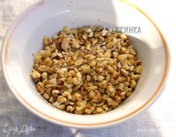 Пока займёмся начинкой. Орехи рубим на кусочки. У меня не хватало грецкого ореха, я добавила горсть миндаля. Орехи сложила в пакет и побила скалкой. 