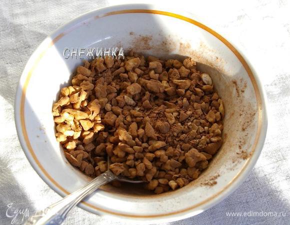 Соединяем орехи с какао и ванилином. По рецепту кладём 1 ст.л. какао, но я почему-то бахнула две ложки))) отразилось это только на цвете начинки.