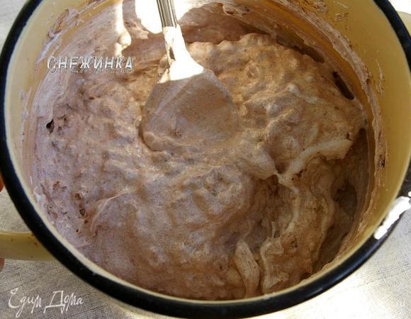 Смешиваем белки с орехами, аккуратно и быстро.