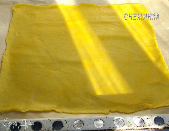 Достаём тесто из холодильника. Раскатываем его на пергаменте (на котором будем выпекать печенье) в прямоугольник размером 28×30 см. Я специально с обратной стороны пергамента вымеряла и нарисовала прямоугольник, было интересно, получится ли раскатать до таких размеров)) Тесто очень пластичное и легко раскатывается до нужных размеров, с ним легко работать, нигде ничего не рвётся. 