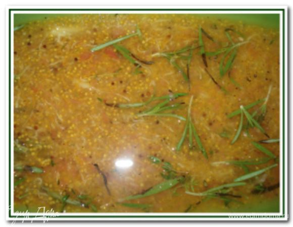 Рыбу помыть, выпотрошить и натереть солью. Соединить все ингредиенты для маринада и перемешать.