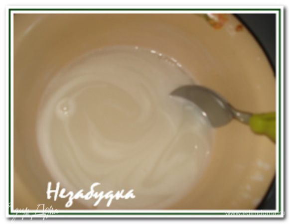 Приготовить сироп для крема: смешать сахар и 3/4 молока, довести до кипения. В оставшемся молоке развести крахмал и влить в молочно-сахарную смесь. Проварить до загустения и остудить до комнатной температуры.