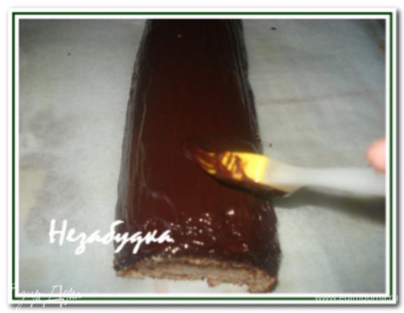 Приготовить глазурь: растопить шоколад со сливочным маслом и с помощью кисточки обмазать рулет глазурью.