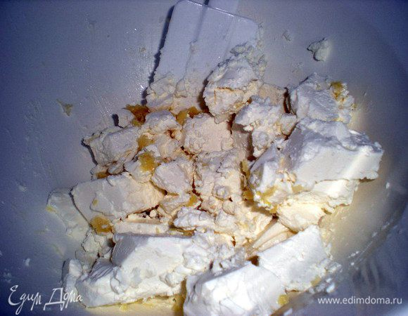 Брынзу размять вилкой, добавить измельченный чеснок.